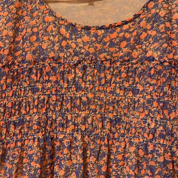 Like New Beautiful Anthropologie Delta med/Lg Floral top with top ruffles - Picture 2 of 6